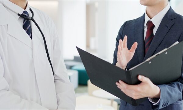 美容クリニックの開業に際しては、医療スキルだけでなく、資金調達、立地選定、人材採用、集患戦略など、幅広い知識と経験が必要です。こうした多面的な課題を総合的に支援してくれるのが美容クリニック開業コンサルです。本記事では、開業を成功へ導くコンサルの選び方や、信頼できるおすすめの美容クリニック開業コンサル10社を紹介します。